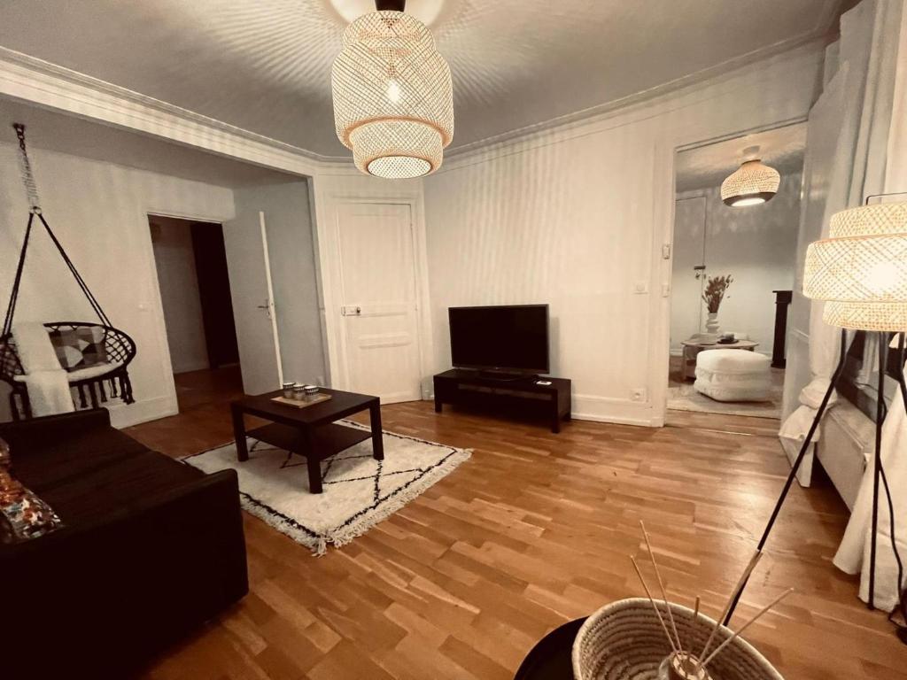 Chic Apartment on the famous shopping Rue du Faubourg Saint-Honoré street 36 Rue du Faubourg Saint-Honoré, 75008 Paris