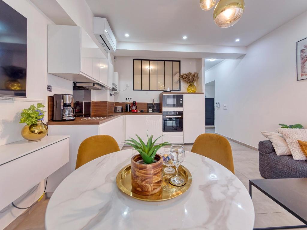 Chic & Cosy appartment in hyper center, PARKING free & air conditioned & wifi 29 Rue Vernier, 06000 Nice
