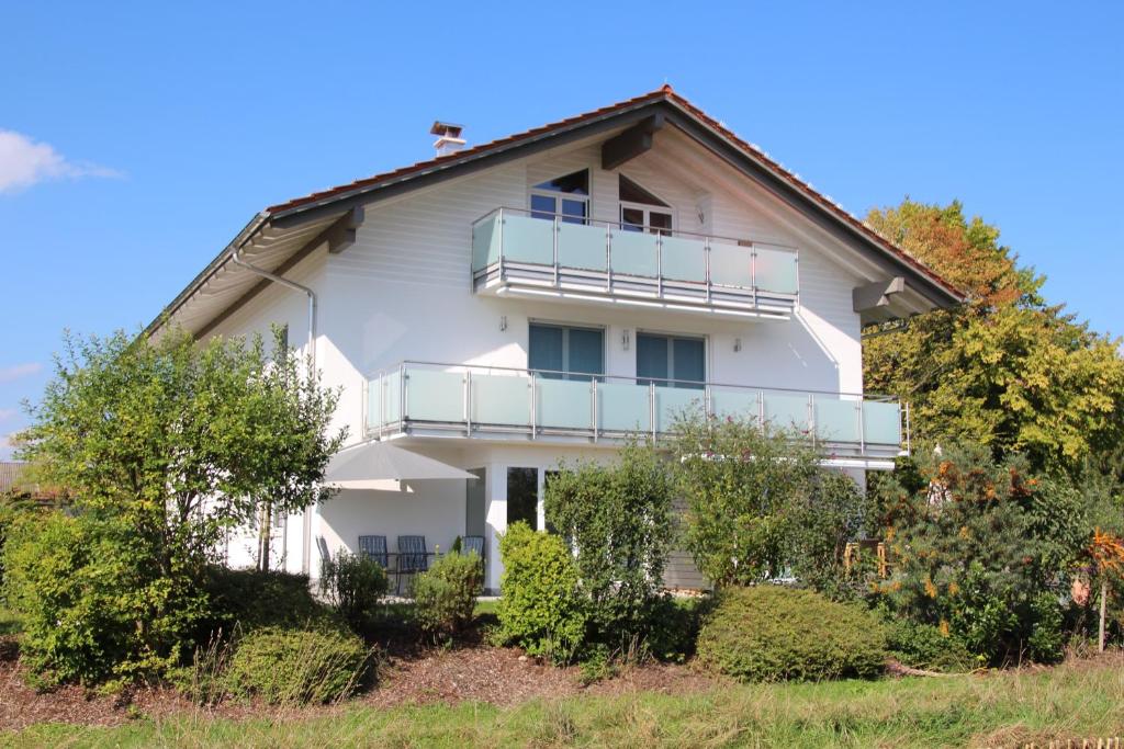 Chiemsee-Edelweiß Ferienwohnung Weidachstr. 9, 83209 Prien am Chiemsee