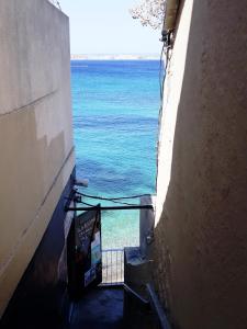 Chouette Cabanon sur la plage vue mer et terrasse privée