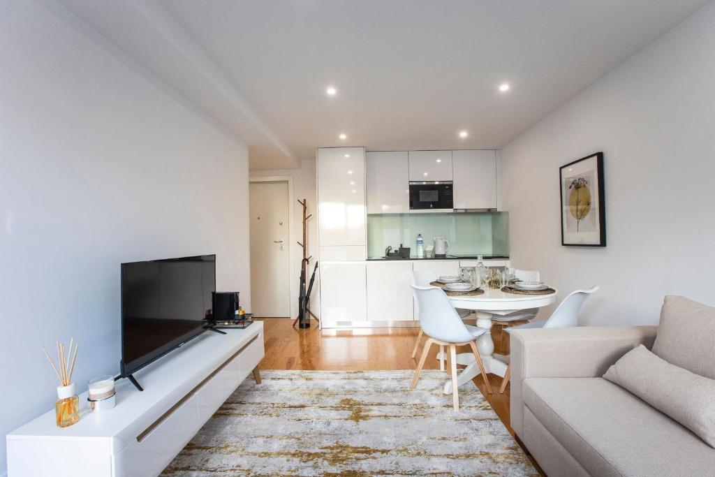 City Center 2BR Flat w/ AC by LovelyStay 89 Rua das Flores 4.4, 4050-266 Porto