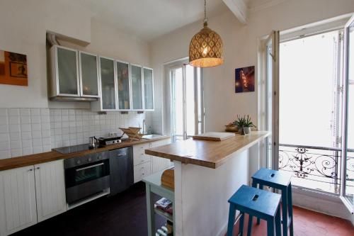City center : bright, comfortable and spacious appartment