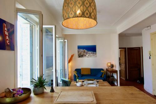 City center : bright, comfortable and spacious appartment