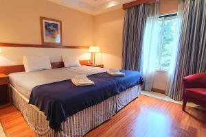 Classic 2BDR Apartment W/Pool & Near Beach by LovelyStay