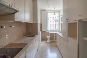 Classy 2BDR Apartment in Downtown by LovelyStay