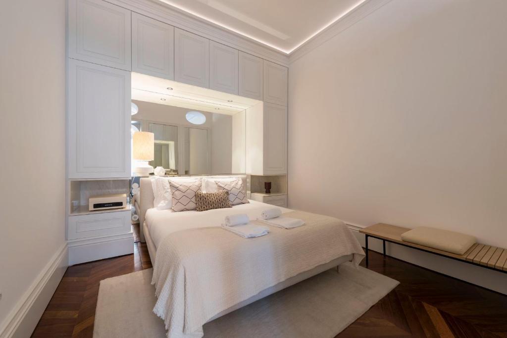 Clérigos Modern Flat w/ AC & Patio by LovelyStay 82 Rua dos Clérigos 1ºB, 4050-204 Porto