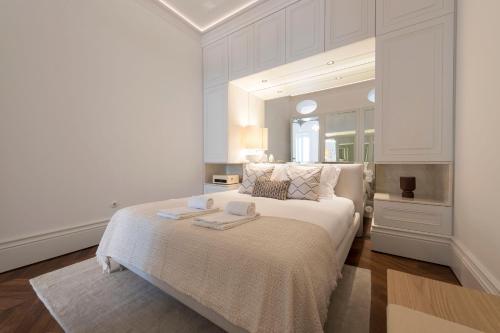 Clérigos Modern Flat w/ AC & Patio by LovelyStay