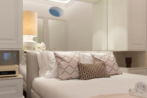Clérigos Modern Flat w/ AC & Patio by LovelyStay
