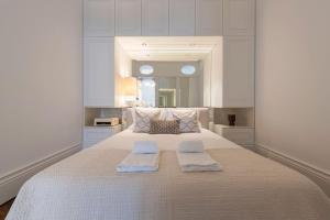 Clérigos Modern Flat w/ AC & Patio by LovelyStay