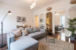 Clérigos Modern Flat w/ AC & Patio by LovelyStay