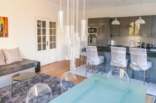 CLOSE CROISETTE-MODERN-A/C-CONGRESS-BEACHES