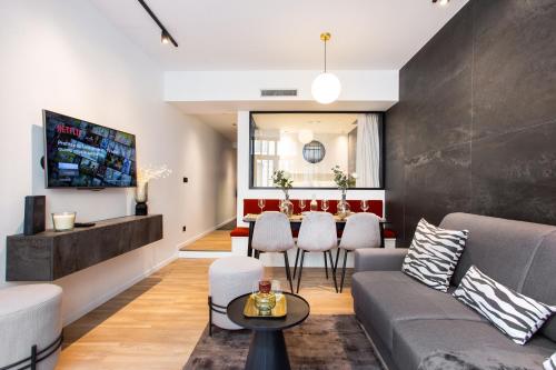 CMG Jacques /Pantheon