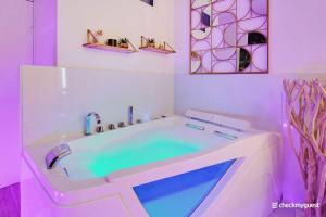 CMG Jacuzzi - Martyrs/ Bas Montmartre