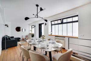 CMG - Magnifique triplex dans une rue prisee de Paris - 6P
