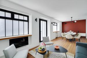 CMG - Magnifique triplex dans une rue prisee de Paris - 6P