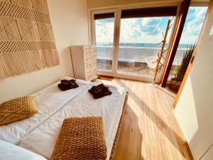 COAST HOUSE Sky Suite