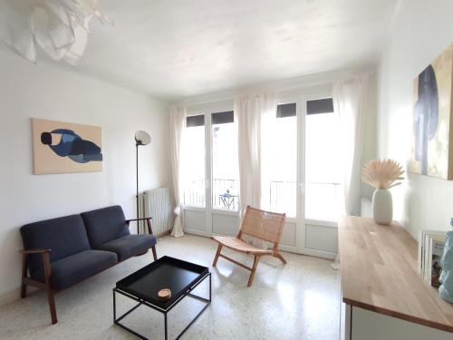 Cocon traversant deux balcons proche centre