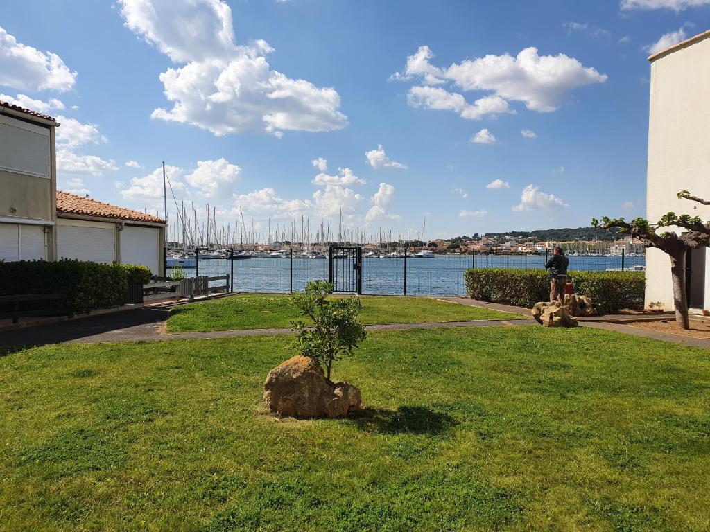 Coconut Îsland Rdc N24 8 Rue de la Toison d'Or, 34300 Le Cap d\'Agde