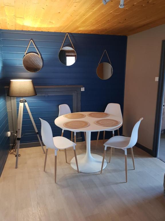 Appartement COCOON 2 PLEIN CENTRE DE BESSE wifi tv tout confort EDF INCLUS 6 Rue du Marché 63610 Besse-et-Saint-Anastaise