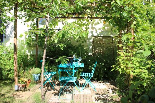 Cocoon in a green setting, private garden