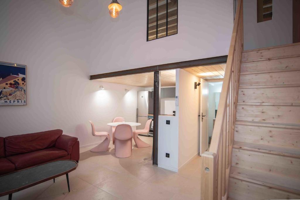 Cocoon with mezzanine near Lyon Part Dieu station 59 Rue Bellecombe, 69006 Lyon