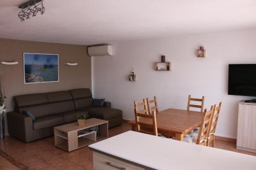 Coeur de Fréjus, appartement 3 pièces climatisé, terrasse, barbecue, piscine & parking