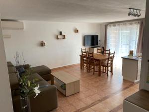 Coeur de Fréjus, appartement 3 pièces climatisé, terrasse, barbecue, piscine & parking