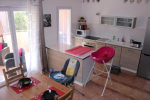 Coeur de Fréjus, appartement 3 pièces climatisé, terrasse, barbecue, piscine & parking