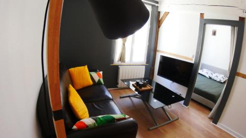 Coeur de ville, joli 2 pieces au 1er étage, Wifi !