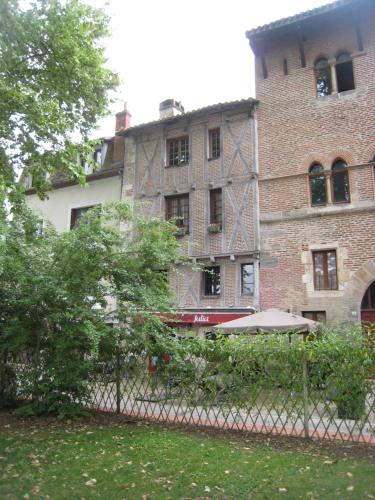 COEUR HISTORIQUE Appartement T3 dans bâtisse XVème