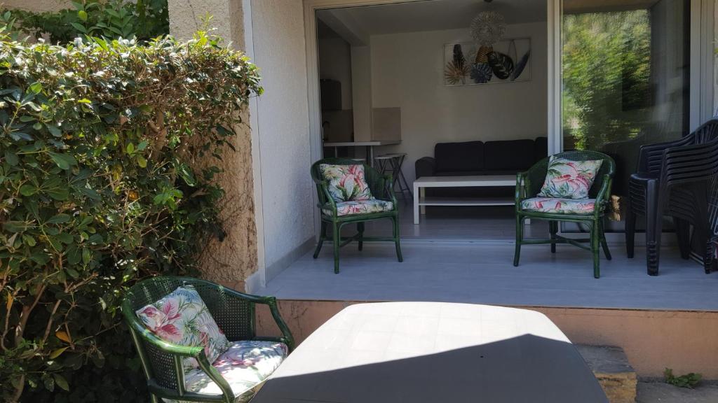 Appartement COLLIOURE tres bel appart a 150 metres des plages avec jardin prive et parking dans residence securisee 112 bat N \ 66190 Collioure