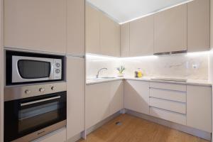 Colorful Bright Flat with Balcony by Host Wise
