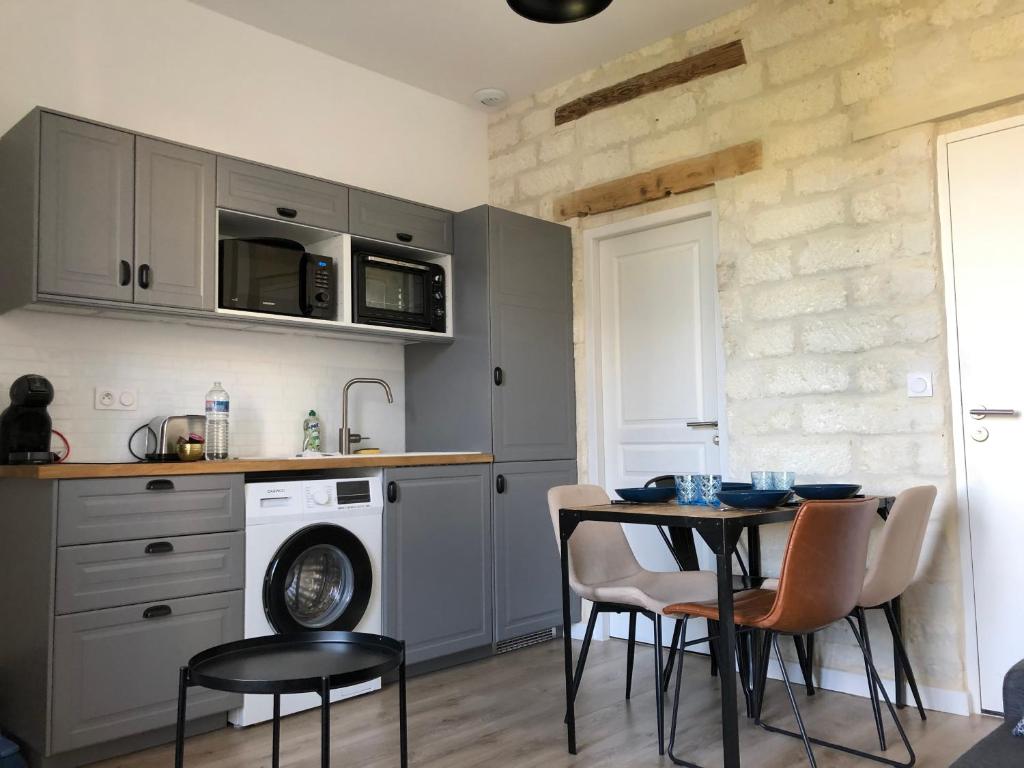 Appartement Comédie ST-Roch - T2 - Hypercentre Gare - CLIM & NETFLIX Etage 02 24 Rue Aristide Ollivier 34000 Montpellier