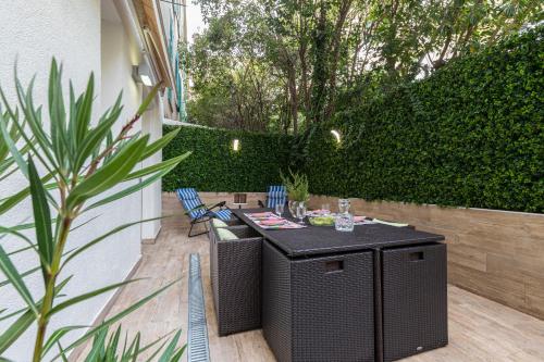 Comfort and style 2 BR AC & Large Patio Near Sea