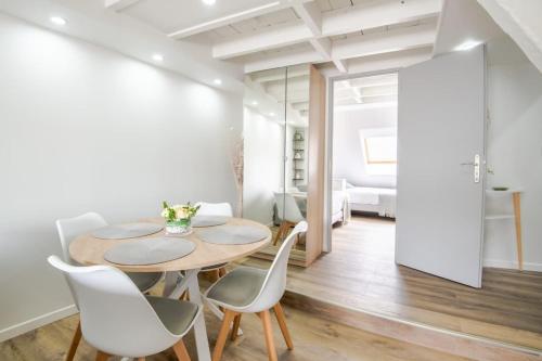 Comfortable air-conditioned T3 in the heart of Amboise with parking space