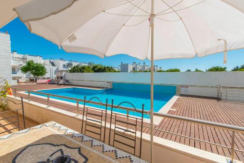 Comfortable and friendly 2BedroomApt with Pool, terrace, Bbq, Ac in Santa Luzia