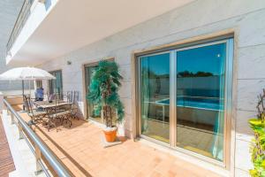 Comfortable and friendly 2BedroomApt with Pool, terrace, Bbq, Ac in Santa Luzia