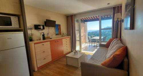 Comfortable nest with pool and sea view