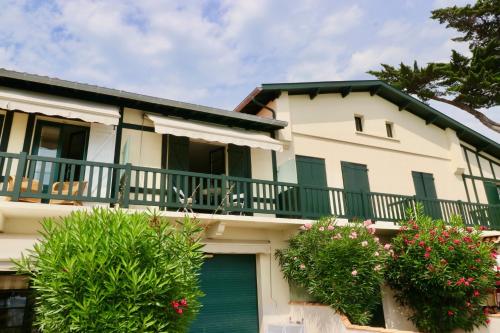 Comfortable, renovated Studio in top Cap Ferret location, 1st line with bay view