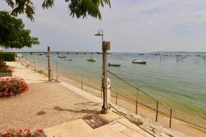 Comfortable, renovated Studio in top Cap Ferret location, 1st line with bay view