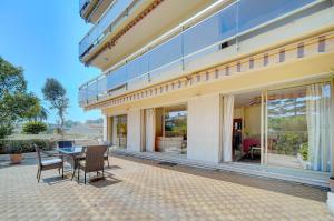 comfortable, superb south terrace