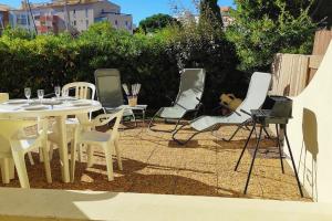CONFORTABLE APPARTEMENT GRANDE TERRASSE PISCINE PARKING CLIM