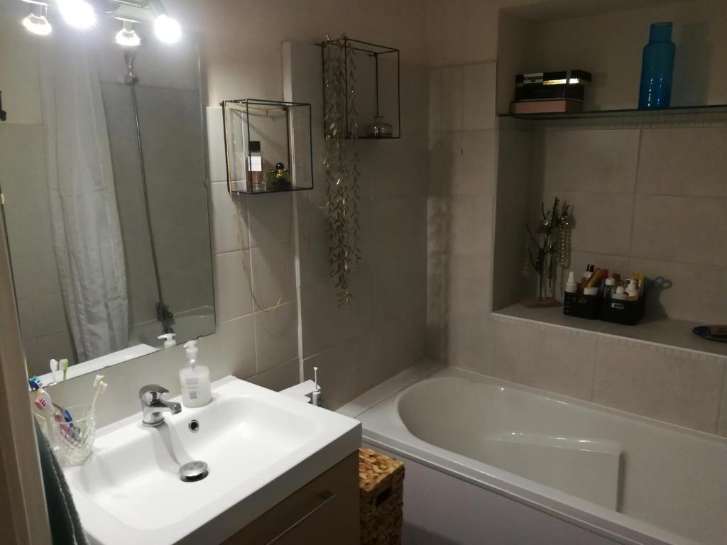 Appartement confortable F3 proche Gare Saint Roch et centre 10 Rue Frédéric Bazille 34000 Montpellier