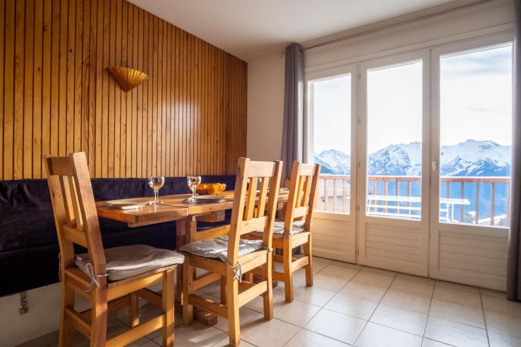 Appartement Confortable flat at the foot of the slopes in Huez - Welkeys 975 route d'Huez 38750 Huez