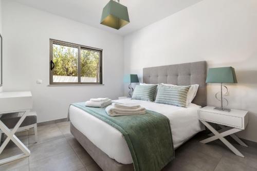 Contemporary 4 Bedroom Apartment in Vale de Parra