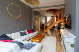 Contemporary Furnished Duplex With 3 Bedrooms Near All Amenities