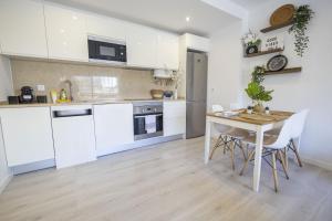 Contemporary Sandy Flat - Terrace & Seaside