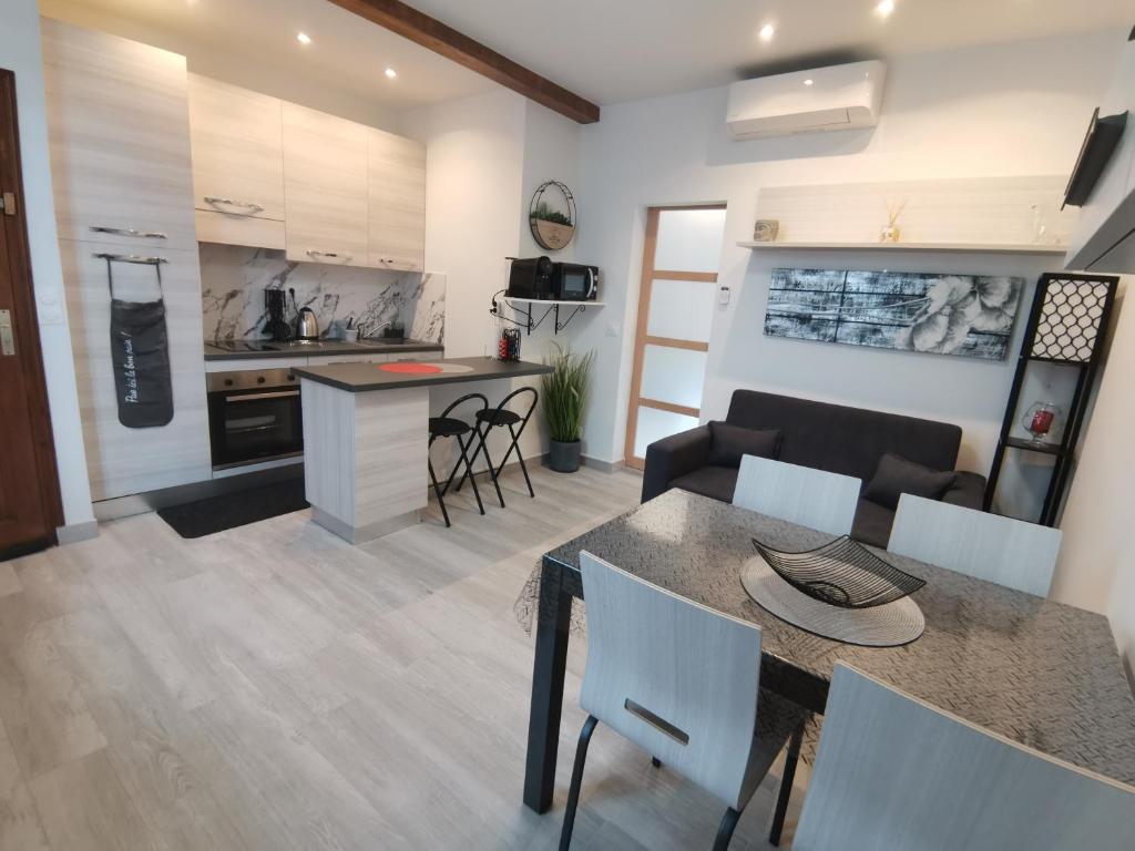 Coquet 2 pièces entièrement rénové et climatisé 4 Rue de Bernis, 06400 Cannes