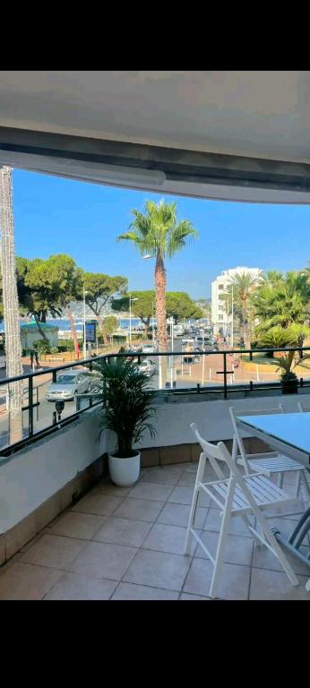 Appartement Coquet logement vu mer à 2 pas des plages 1er 12 Avenue Guy de Maupassant 06160 Antibes