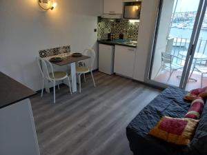 Coquet studio, vu port, 2 pers, piscine
